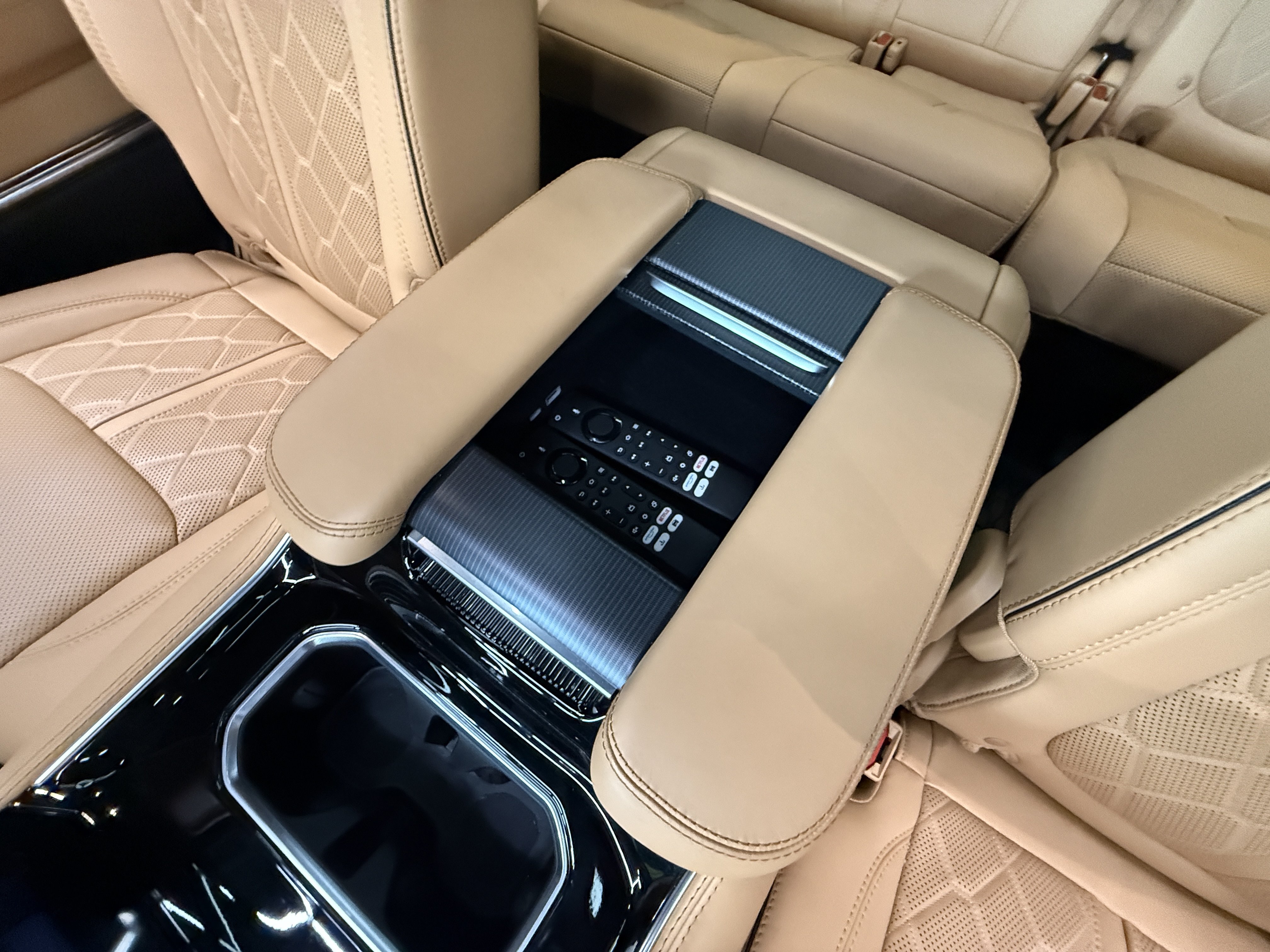 Used 2024 Jeep Grand Wagoneer Series III w/ Rear-Seat Entertainment Group AWD/4WD image 30