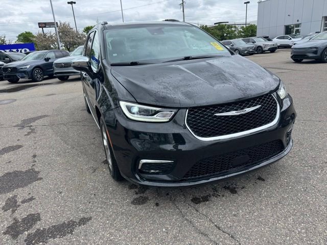 Used 2021 Chrysler Pacifica Limited AWD/4WD image 2