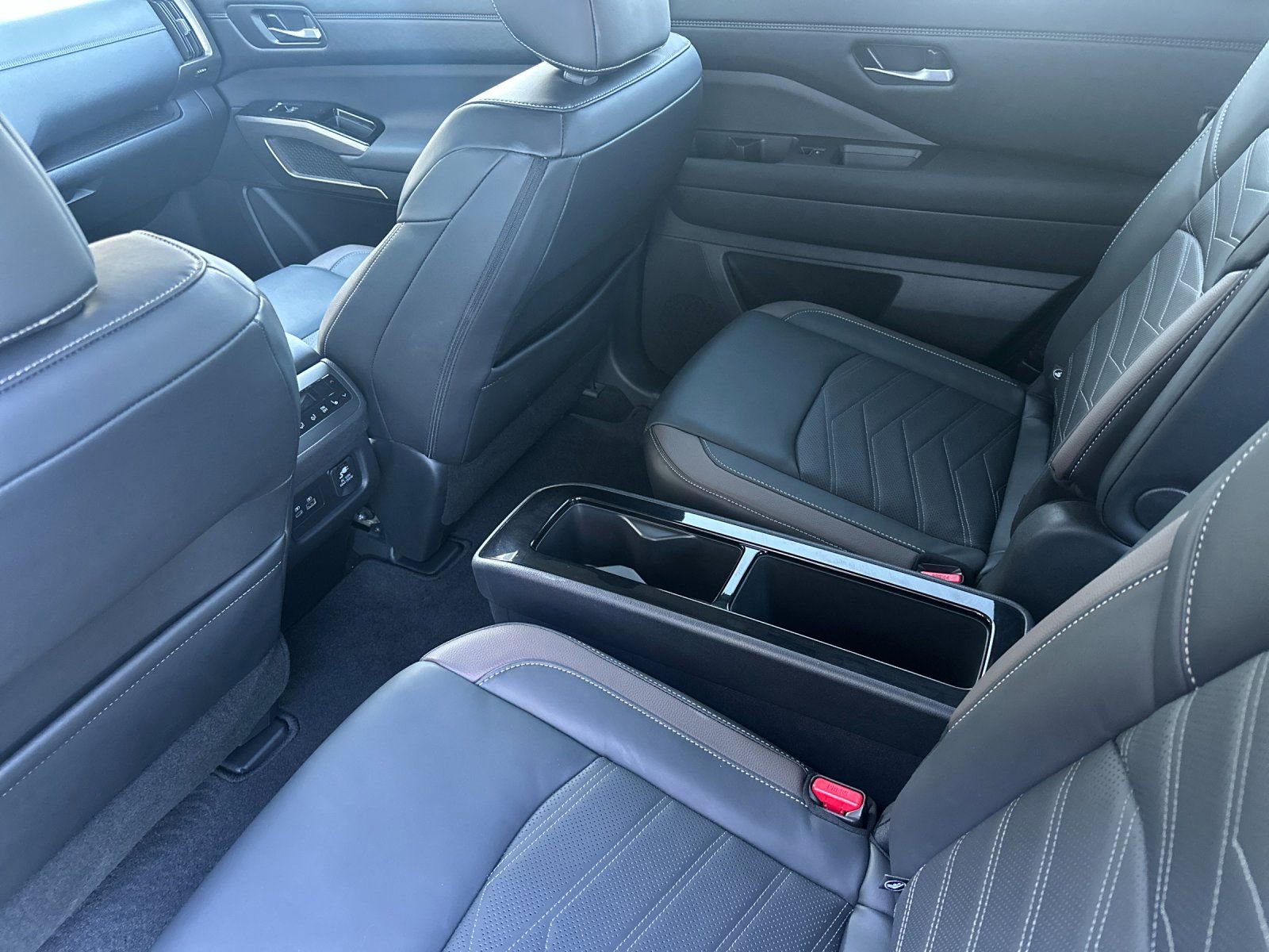 Used 2025 Nissan Pathfinder Platinum image 12