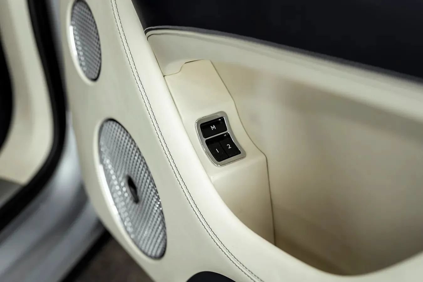 Used 2023 Bentley Bentayga AWD/4WD image 32