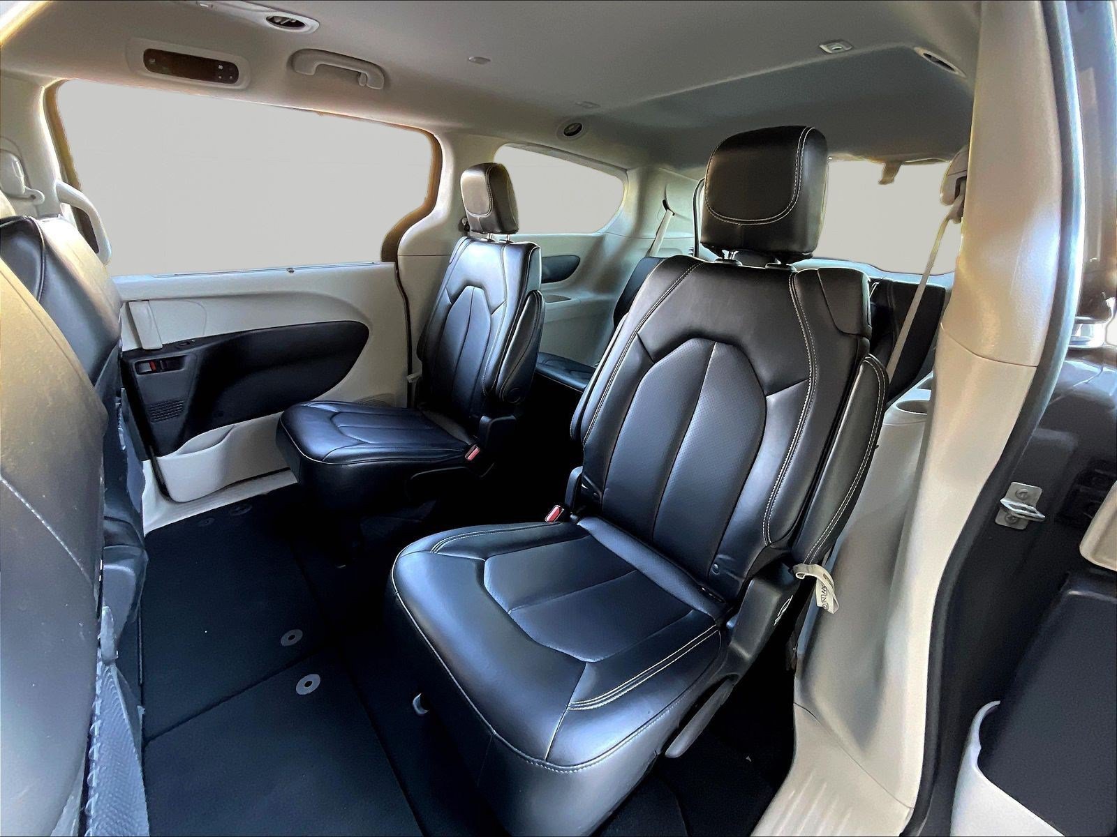 Used 2023 Chrysler Pacifica Touring-L FWD image 21