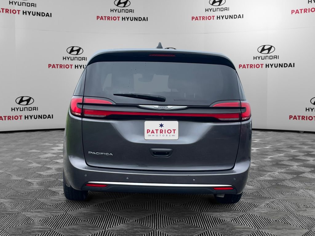 Used 2023 Chrysler Pacifica Touring-L FWD image 6