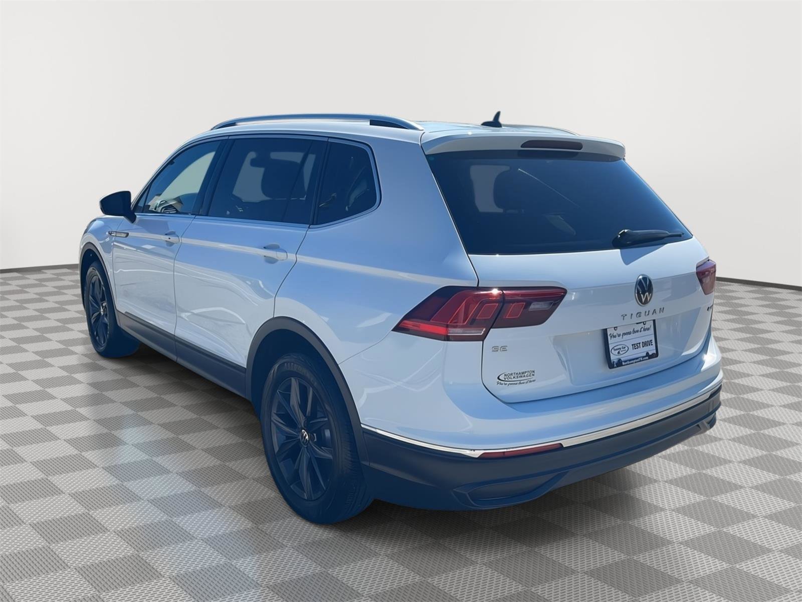 Used 2024 Volkswagen Tiguan SE w/ Panoramic Sunroof Package AWD/4WD image 7