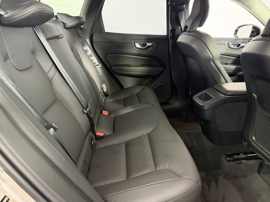 Used 2025 Volvo XC60 B5 Plus image 36