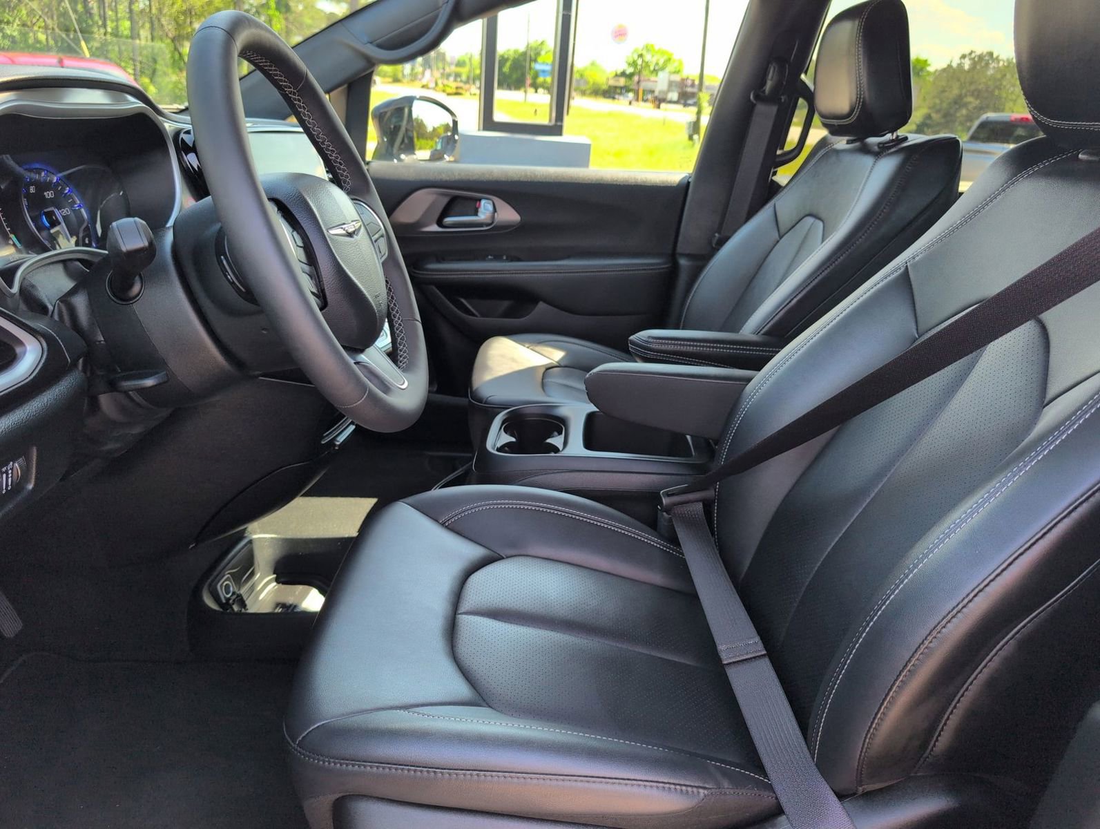 Used 2025 Chrysler Pacifica Select image 13
