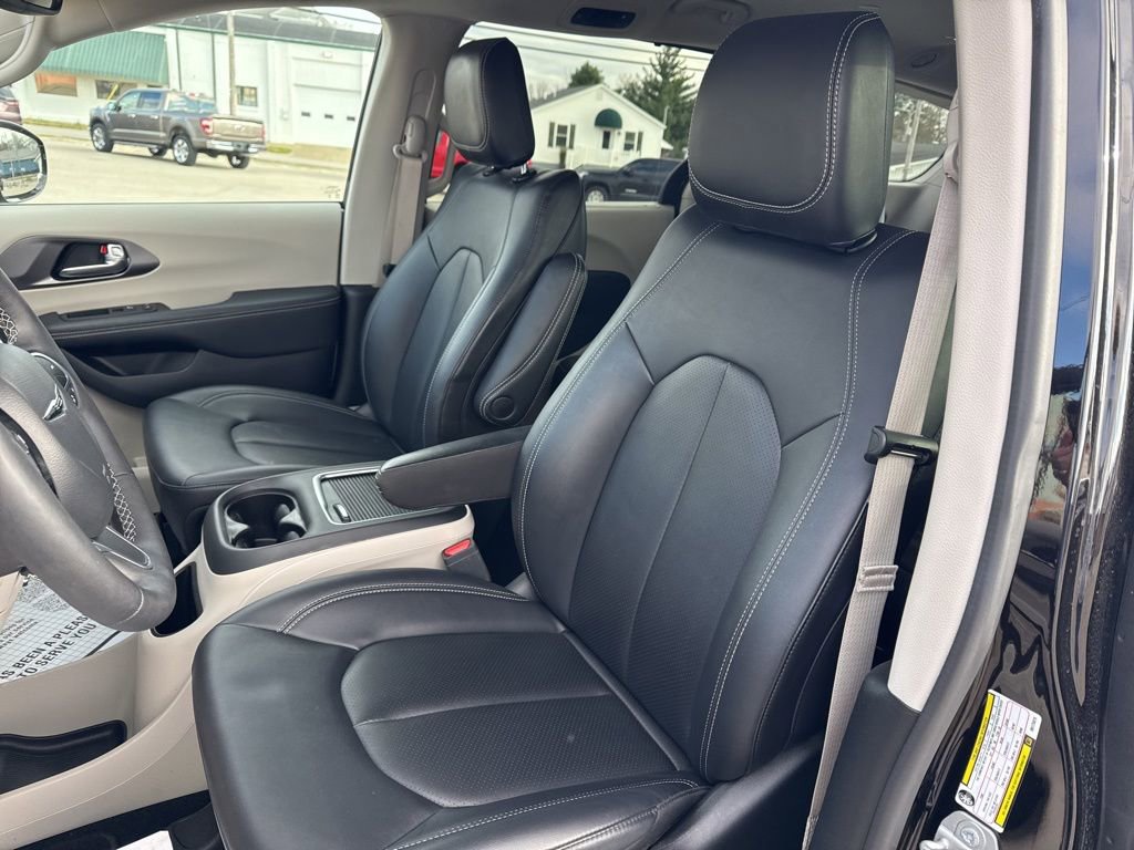 Used 2024 Chrysler Pacifica Touring-L image 16