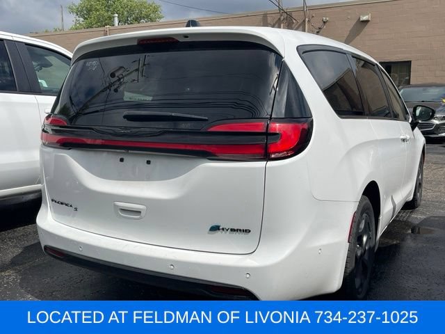 Used 2024 Chrysler Pacifica Limited FWD image 3