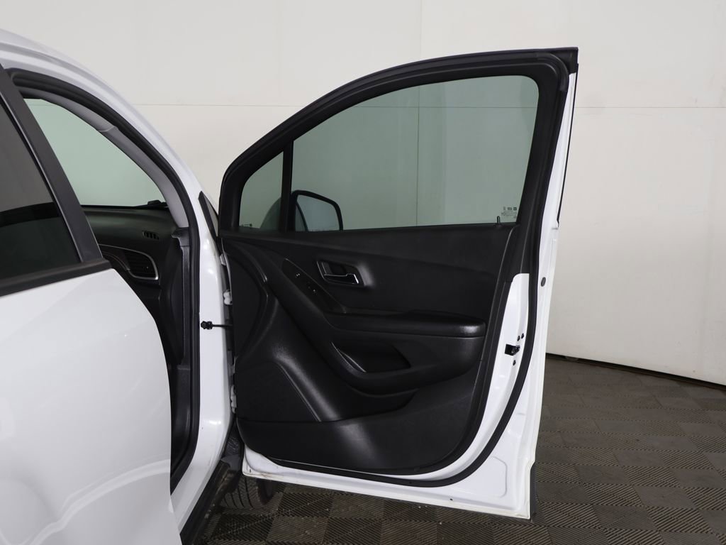 Used 2022 Chevrolet Trax LS AWD/4WD image 16