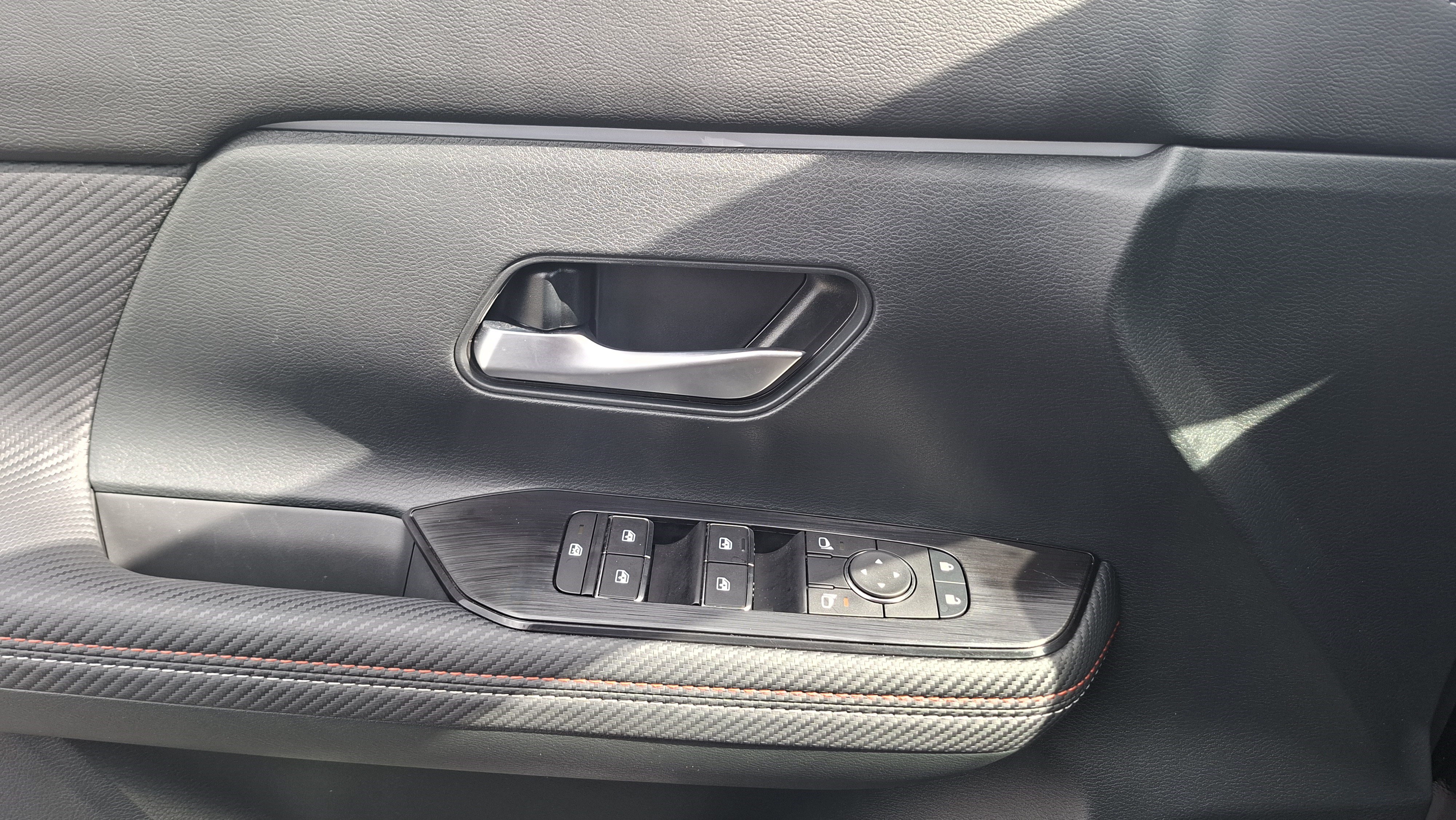 Used 2025 Nissan Kicks SR AWD/4WD image 17