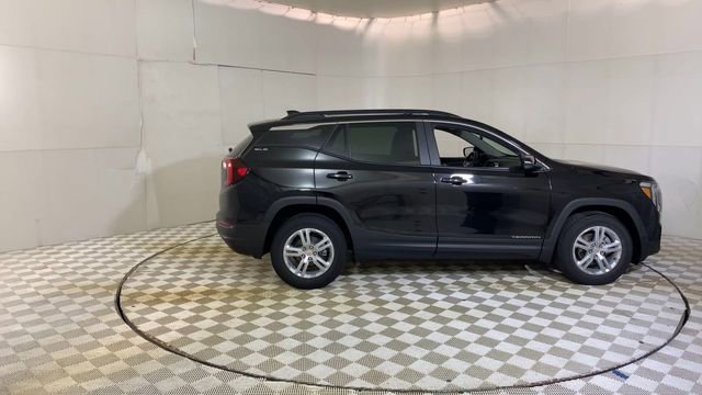 Used 2023 GMC Terrain SLE w/ Driver Convenience Package image 9