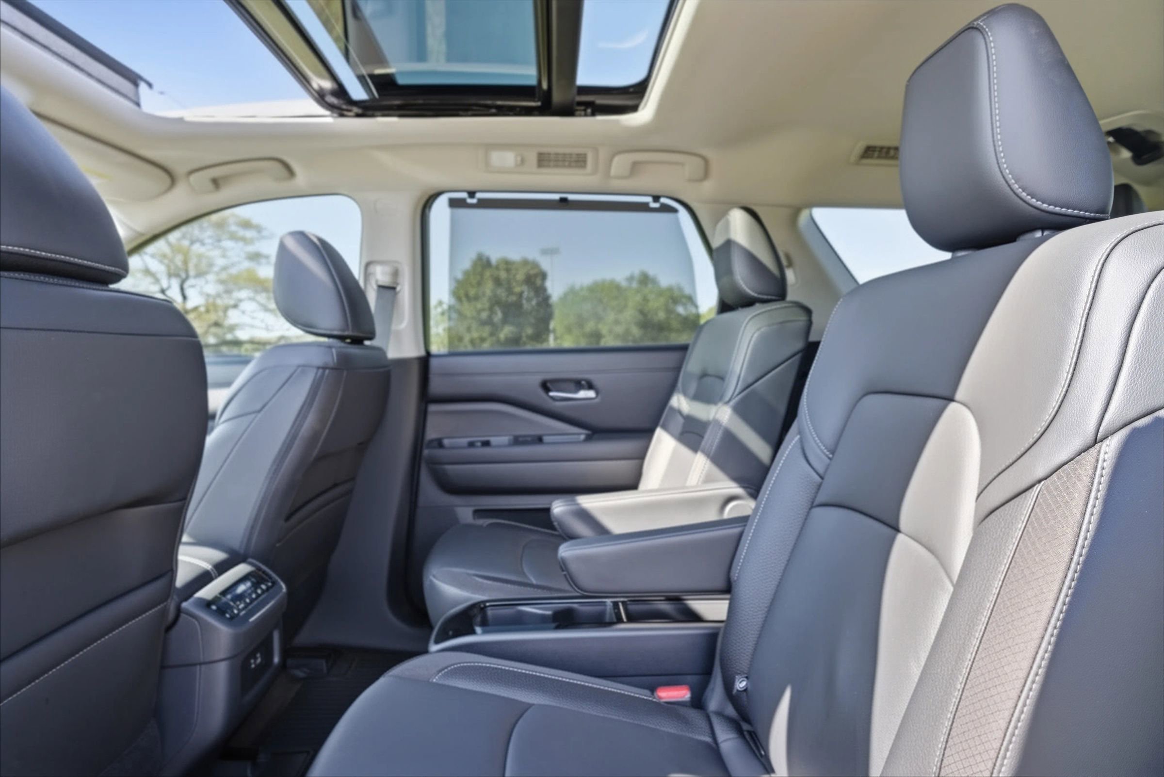 Used 2025 Nissan Pathfinder SL w/ SL Premium Package image 26