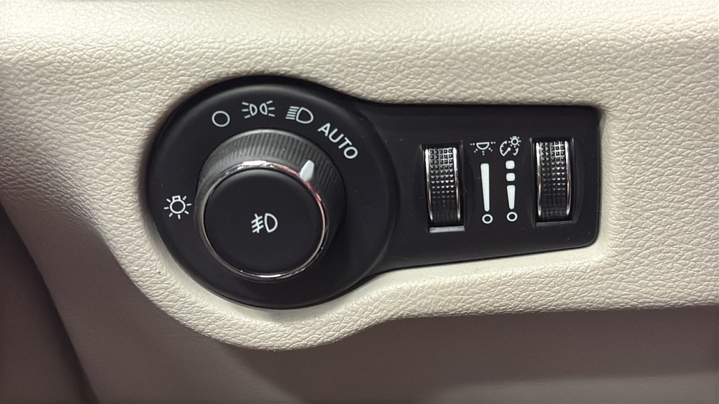 Used 2024 Chrysler Pacifica Touring-L FWD image 31