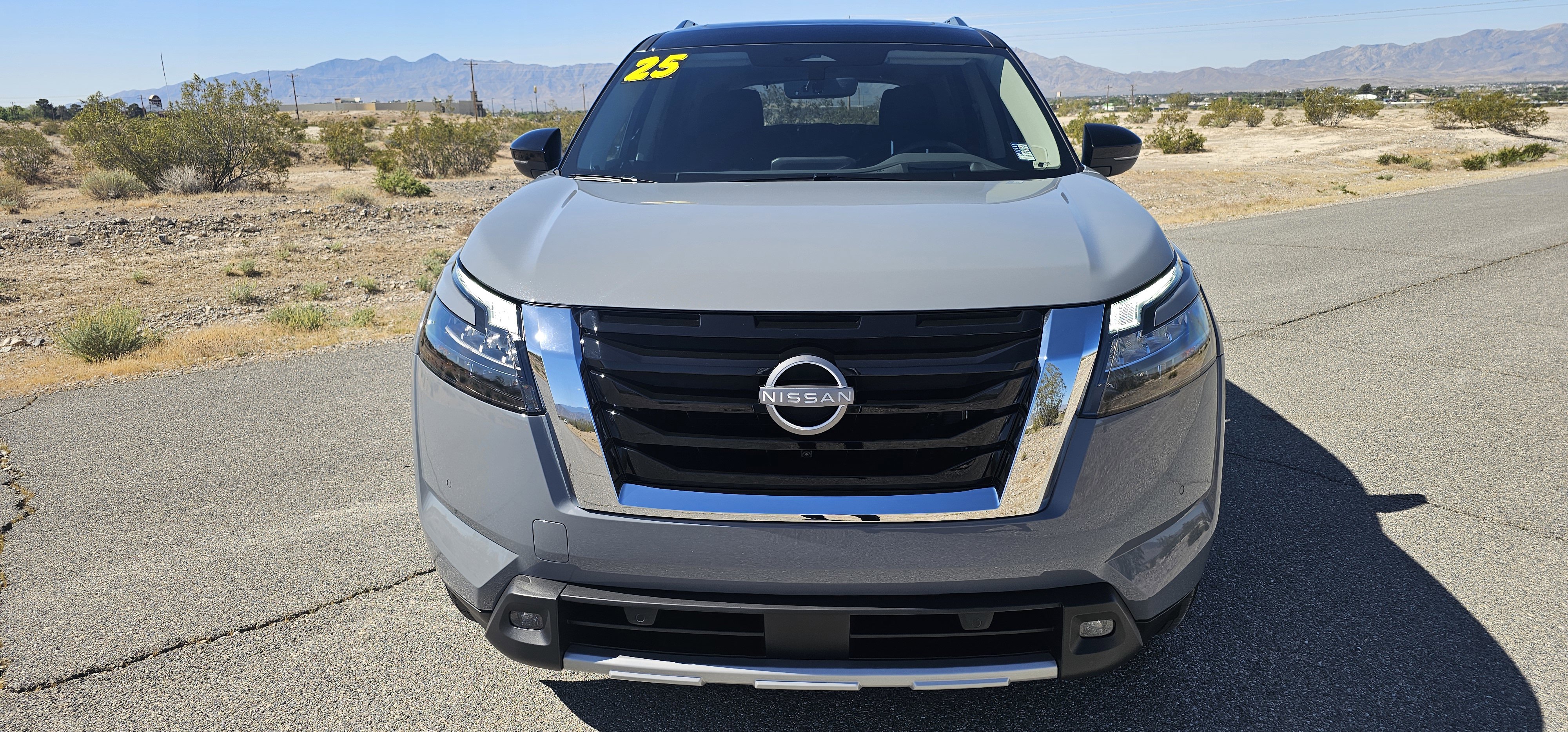 Used 2025 Nissan Pathfinder Platinum FWD image 2