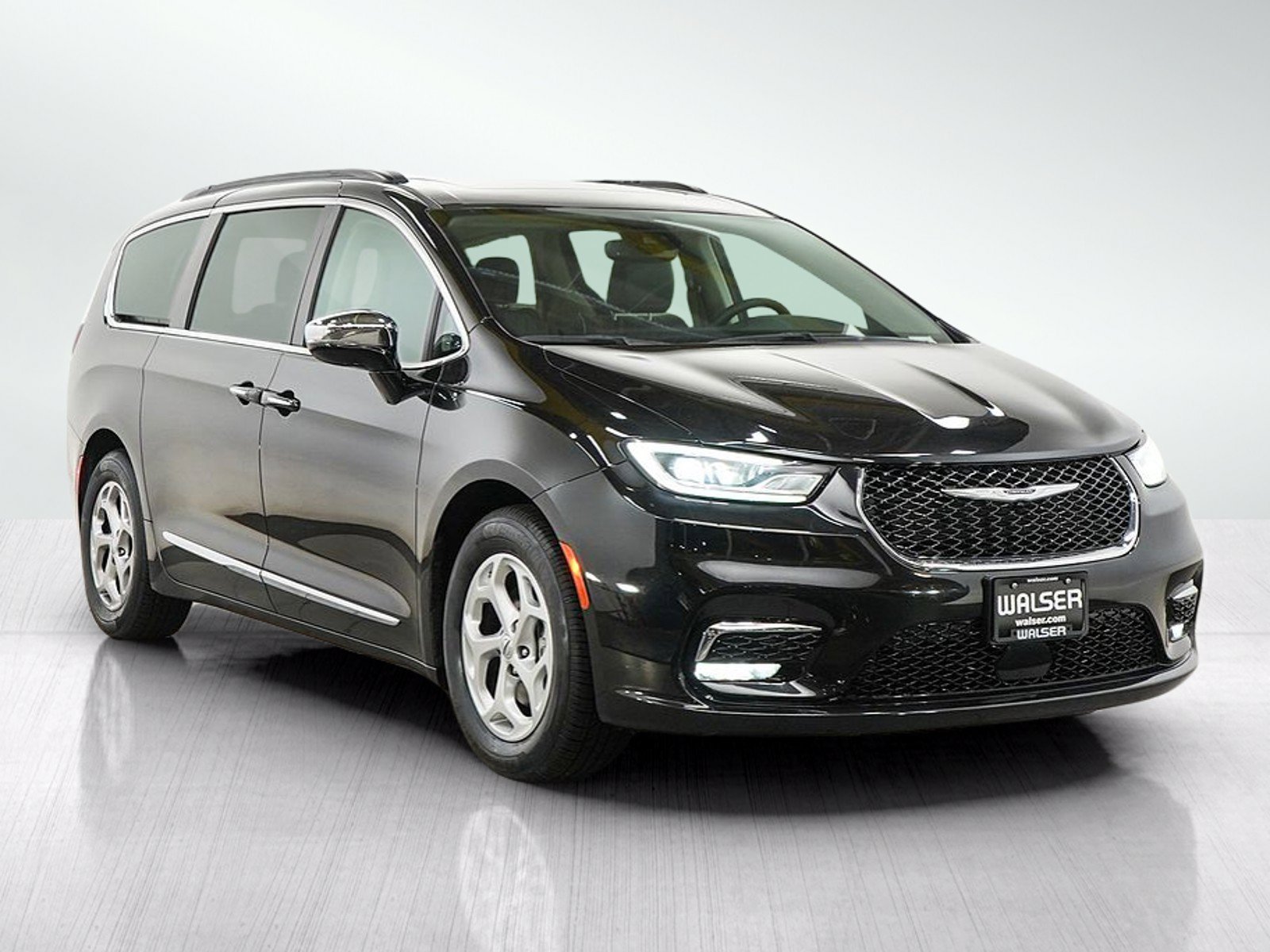 Used 2023 Chrysler Pacifica Limited FWD image 9