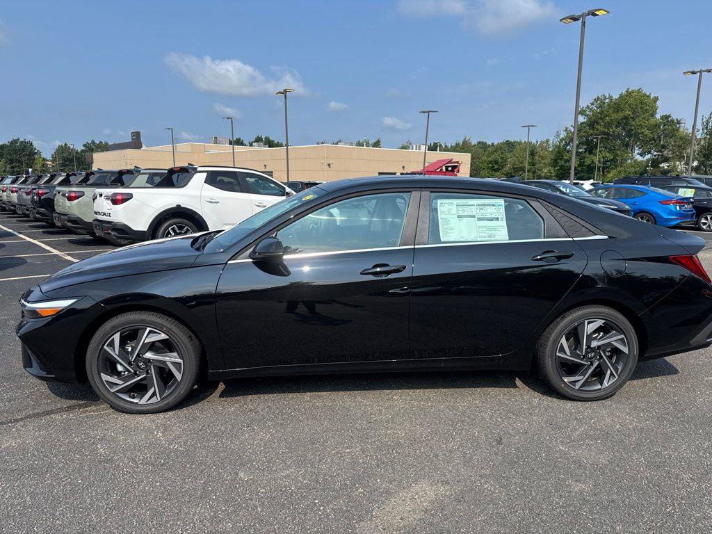New 2026 Hyundai Elantra Limited FWD image 3