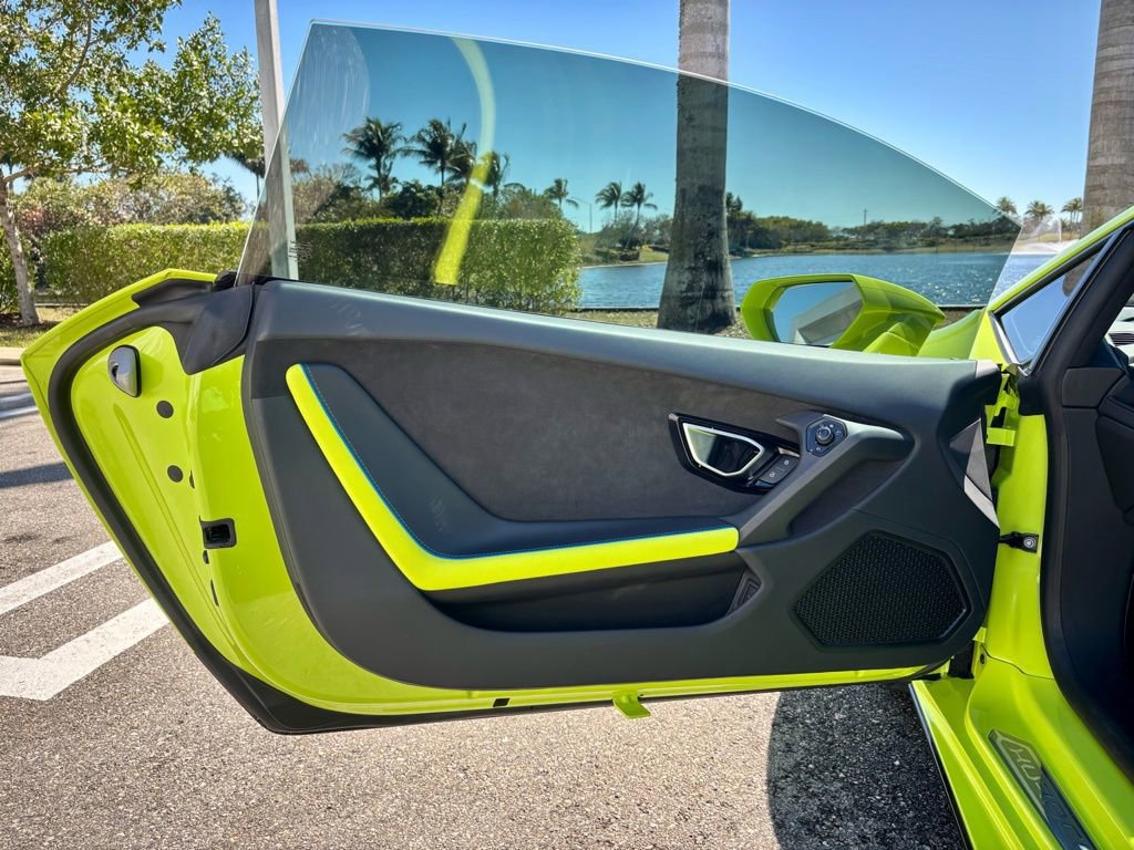 Used 2022 Lamborghini Huracan EVO image 17