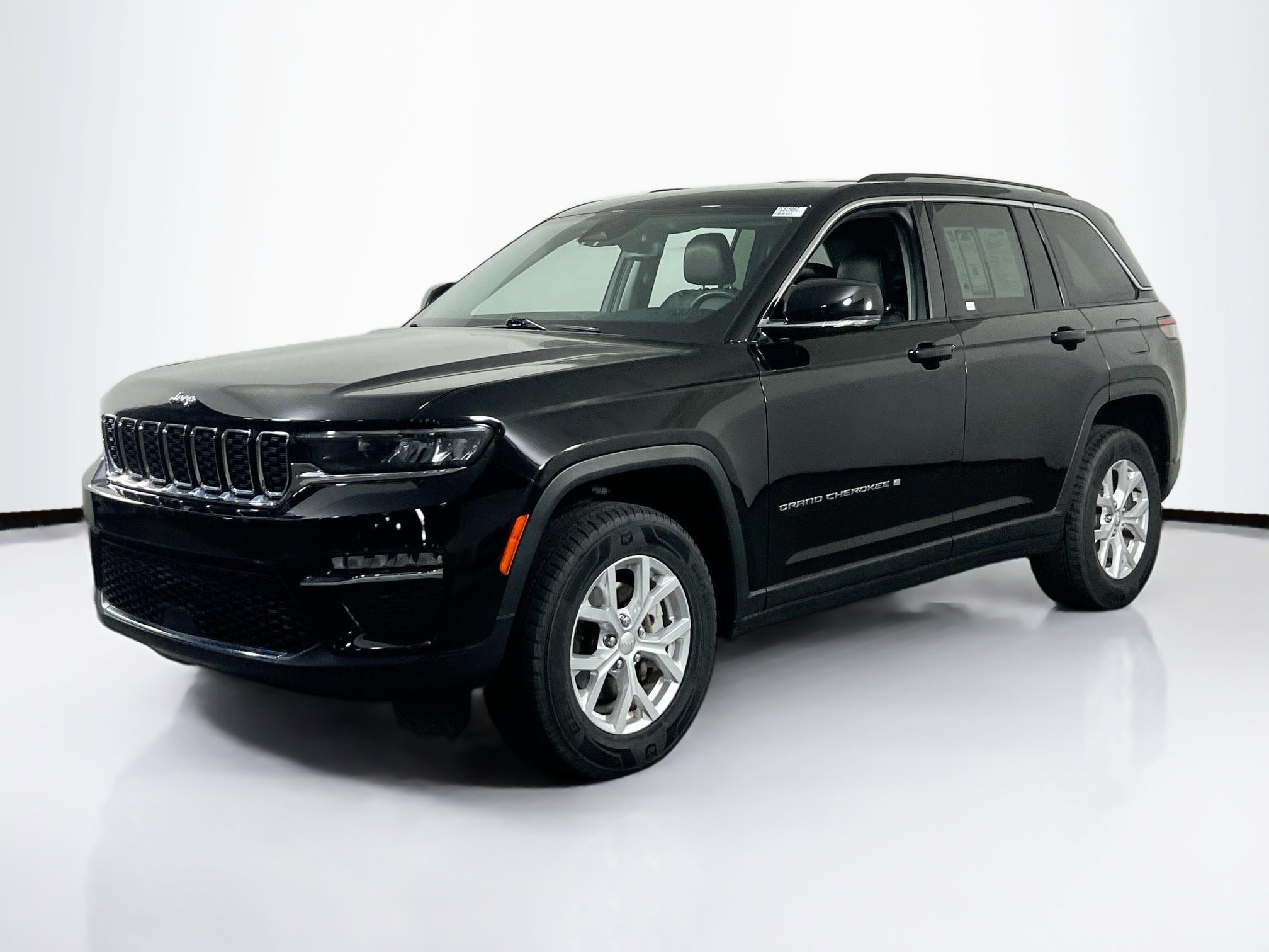 Used 2023 Jeep Grand Cherokee Limited AWD/4WD image 1
