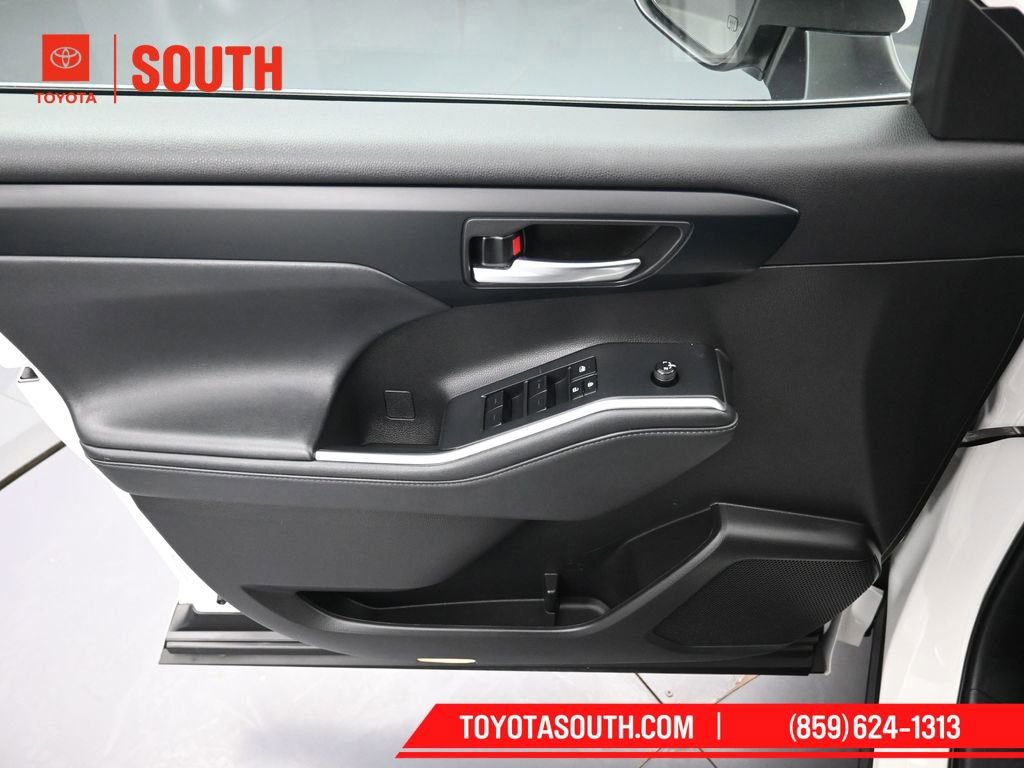 Used 2022 Toyota Highlander XLE image 25