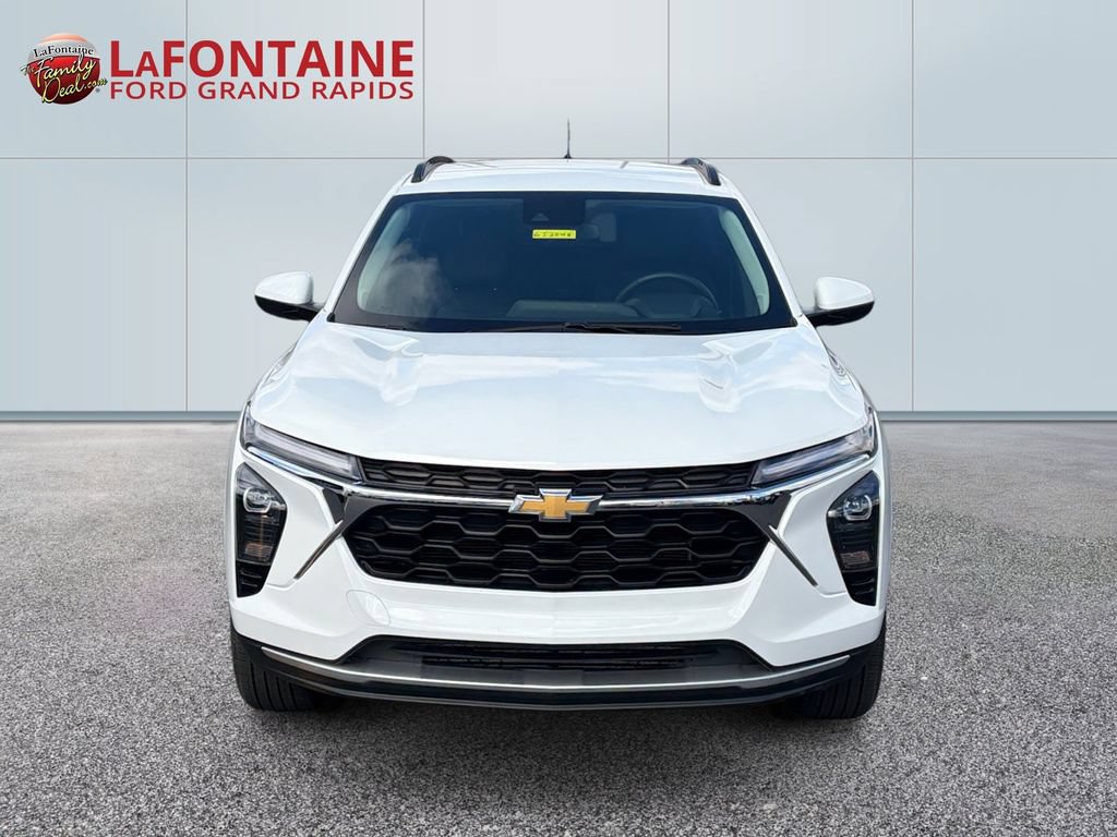 Used 2025 Chevrolet Trax LT w/ LT Convenience Package FWD image 2