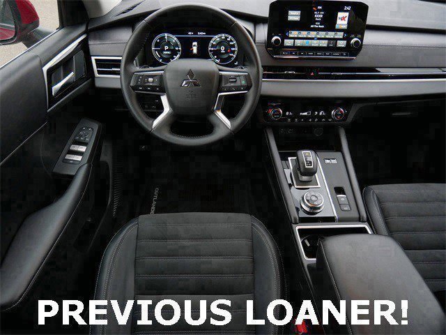 Used 2025 Mitsubishi Outlander SE image 10