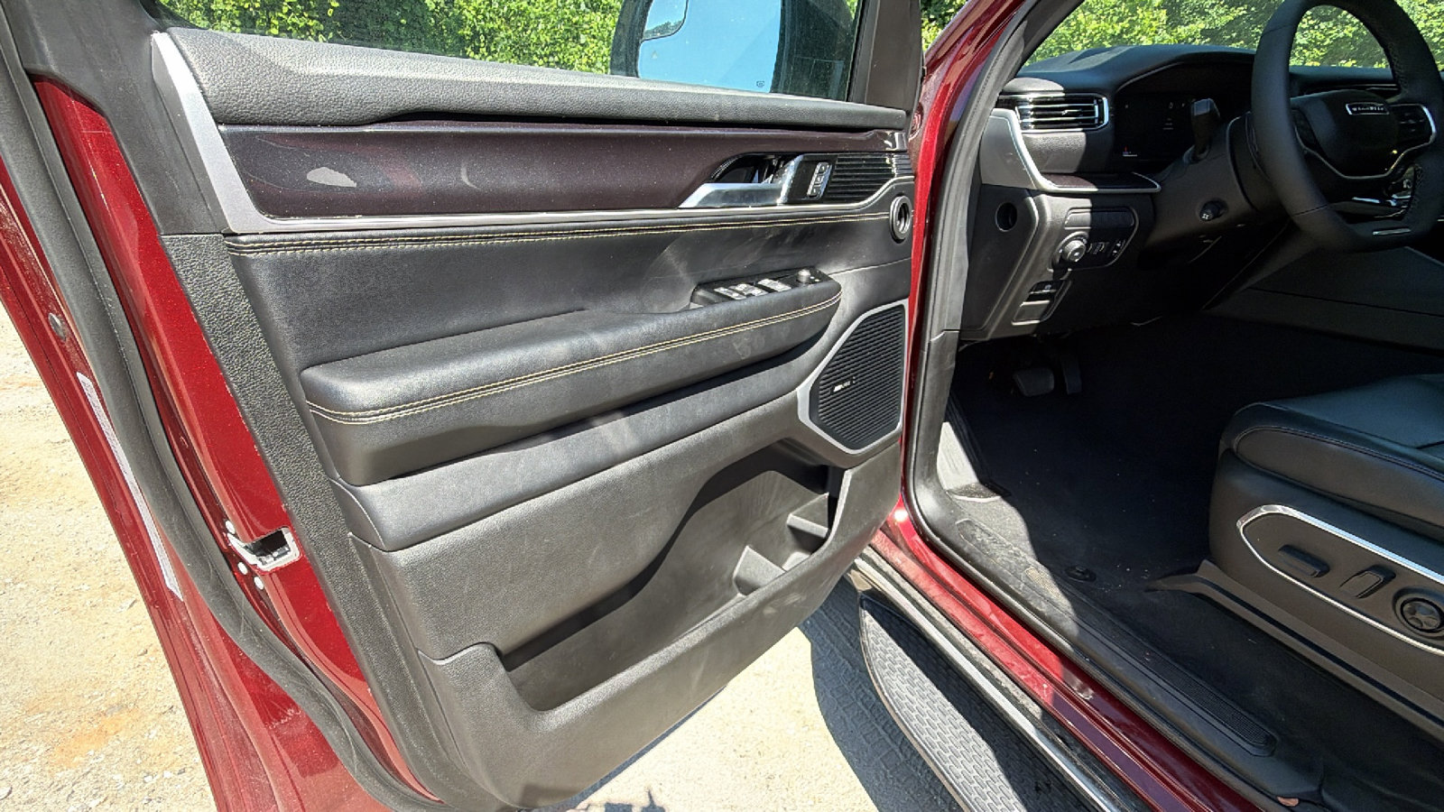Used 2024 Jeep Wagoneer L 2WD image 14