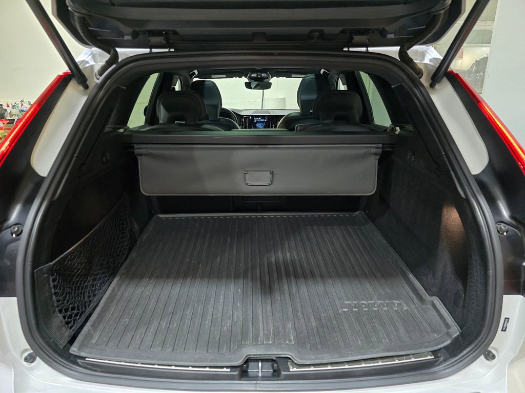 Used 2022 Volvo XC60 B5 R-Design w/ Climate Package image 27