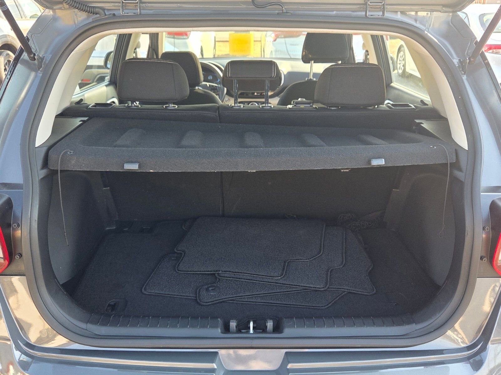 Used 2025 Hyundai Venue SEL image 11