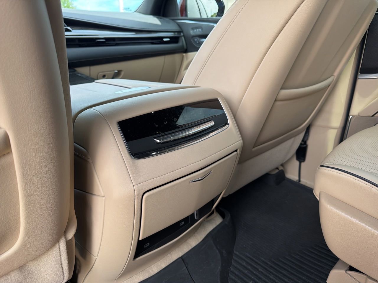 Used 2024 Cadillac Escalade Premium Luxury image 8