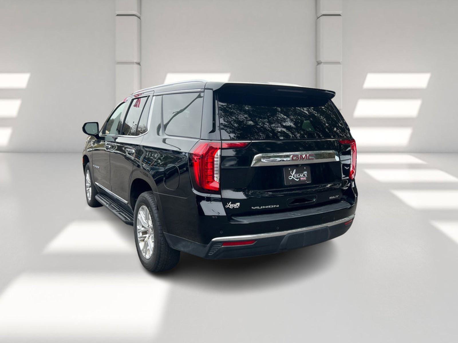 Used 2024 GMC Yukon SLT w/ SLT Luxury Package image 5