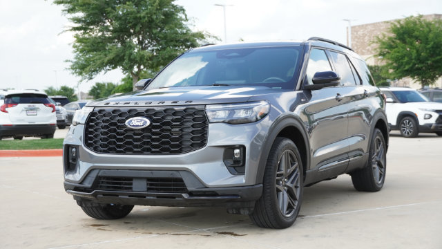 Used 2025 Ford Explorer ST-Line w/ ST-Line Street Pack AWD/4WD image 3