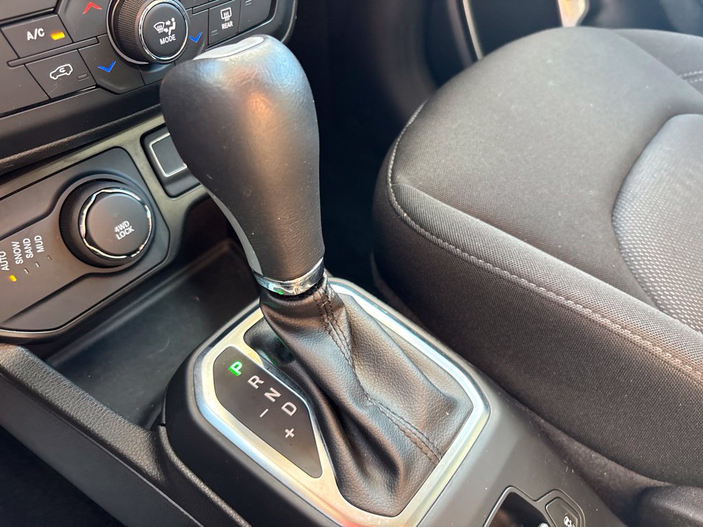 Used 2023 Jeep Renegade Latitude AWD/4WD image 27