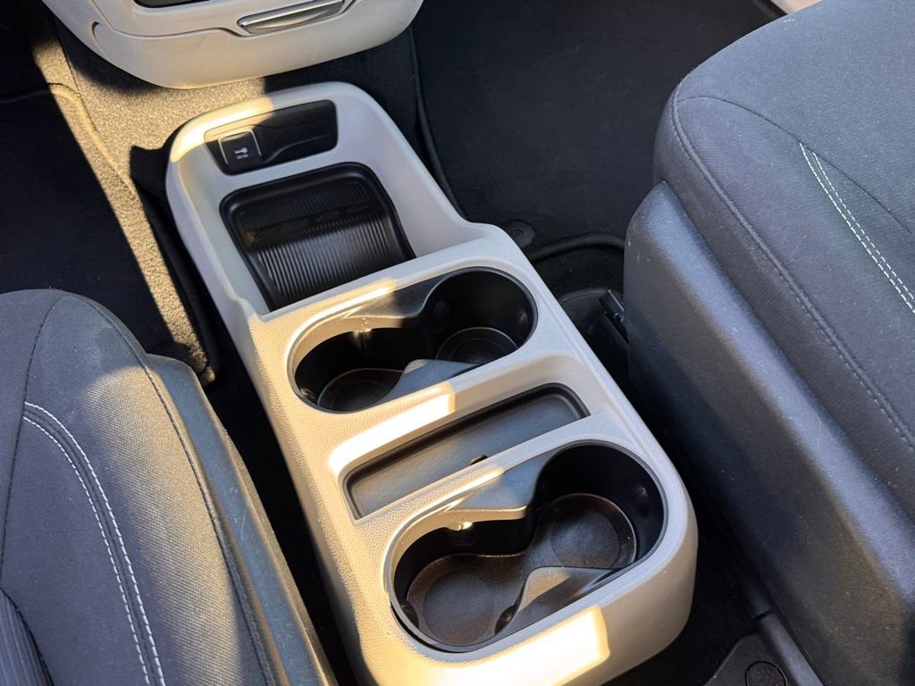 Used 2022 Chrysler Voyager LX image 18