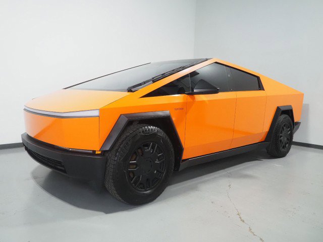 Used 2024 Tesla Cybertruck AWD Crew Cab image 10