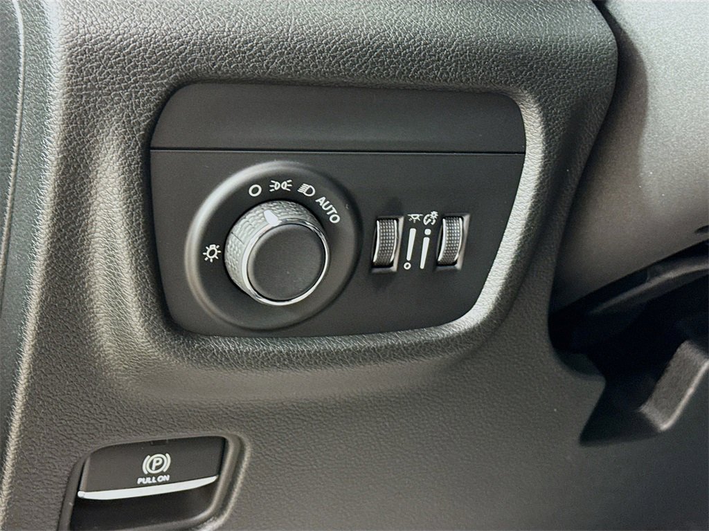 New 2025 Jeep Grand Cherokee Altitude image 10