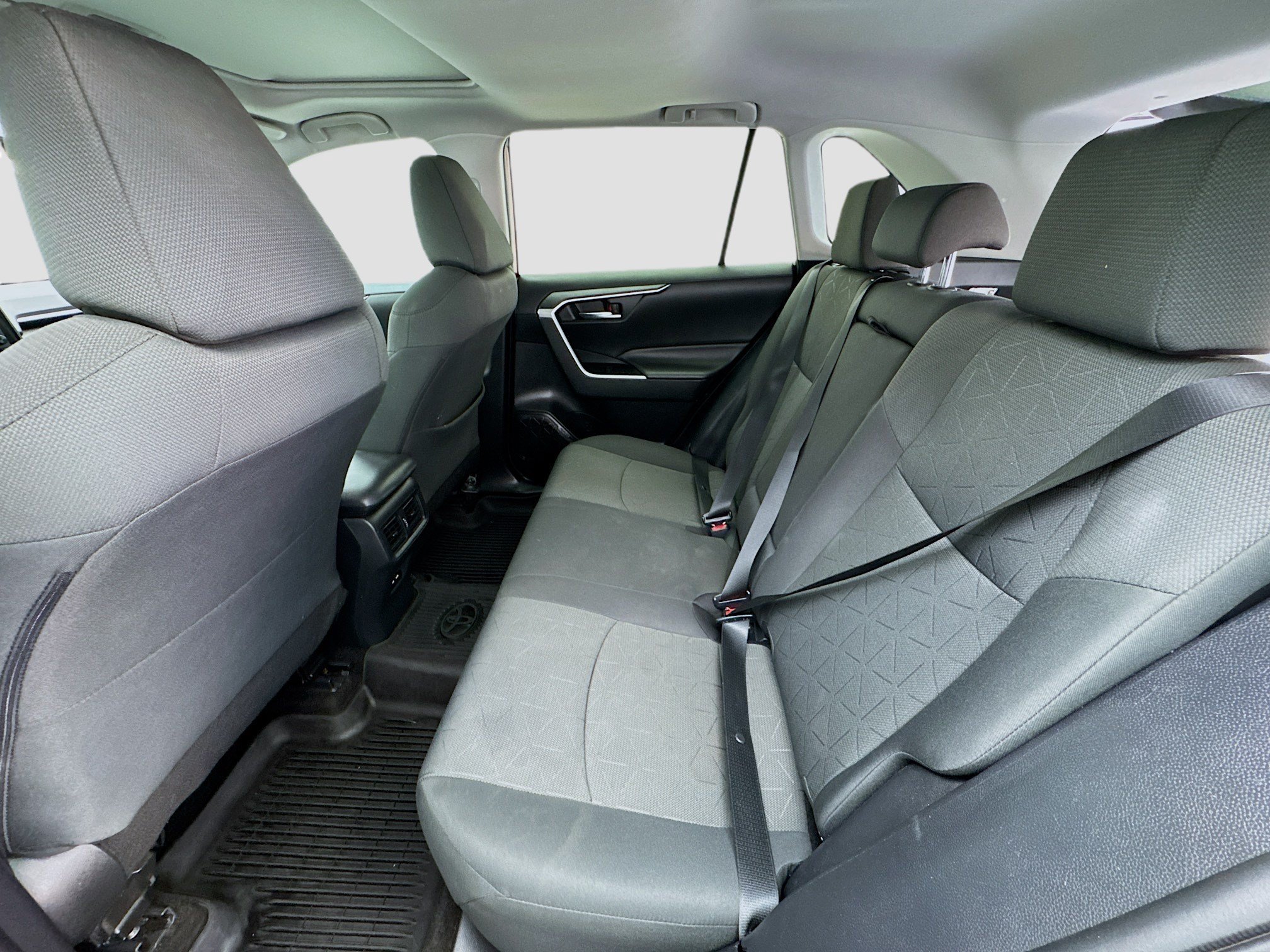 Used 2021 Toyota RAV4 XLE w/ Convenience Package FWD image 16
