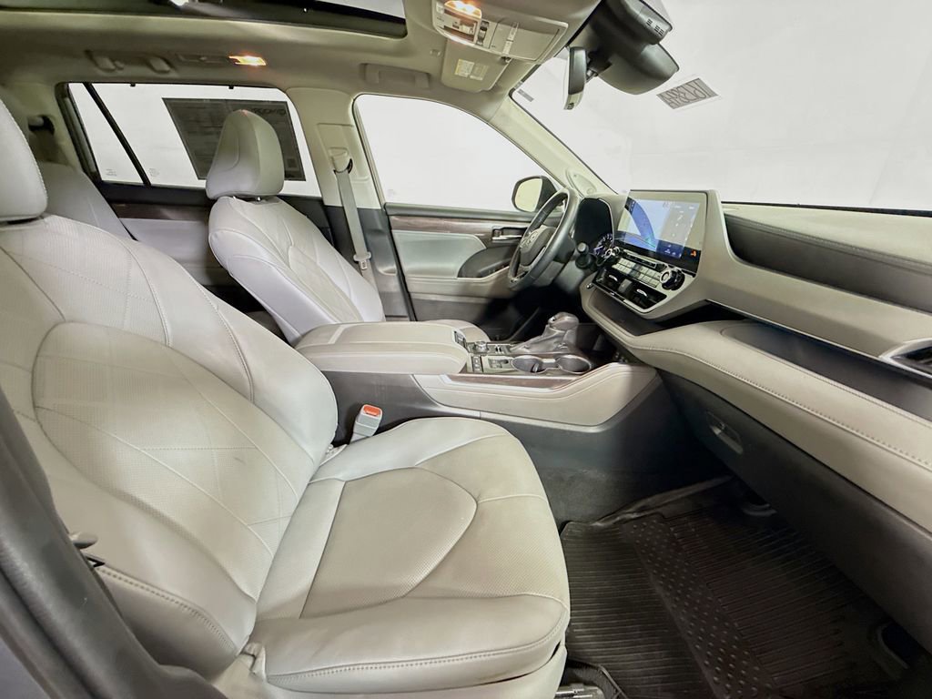 Used 2022 Toyota Highlander Platinum AWD/4WD image 29