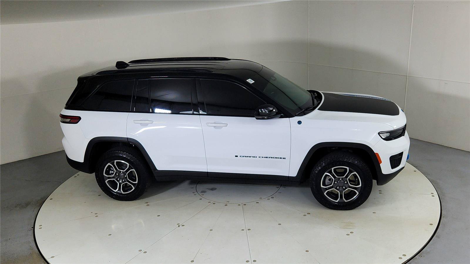 Used 2024 Jeep Grand Cherokee Trailhawk w/ Luxury Tech Group III AWD/4WD image 49