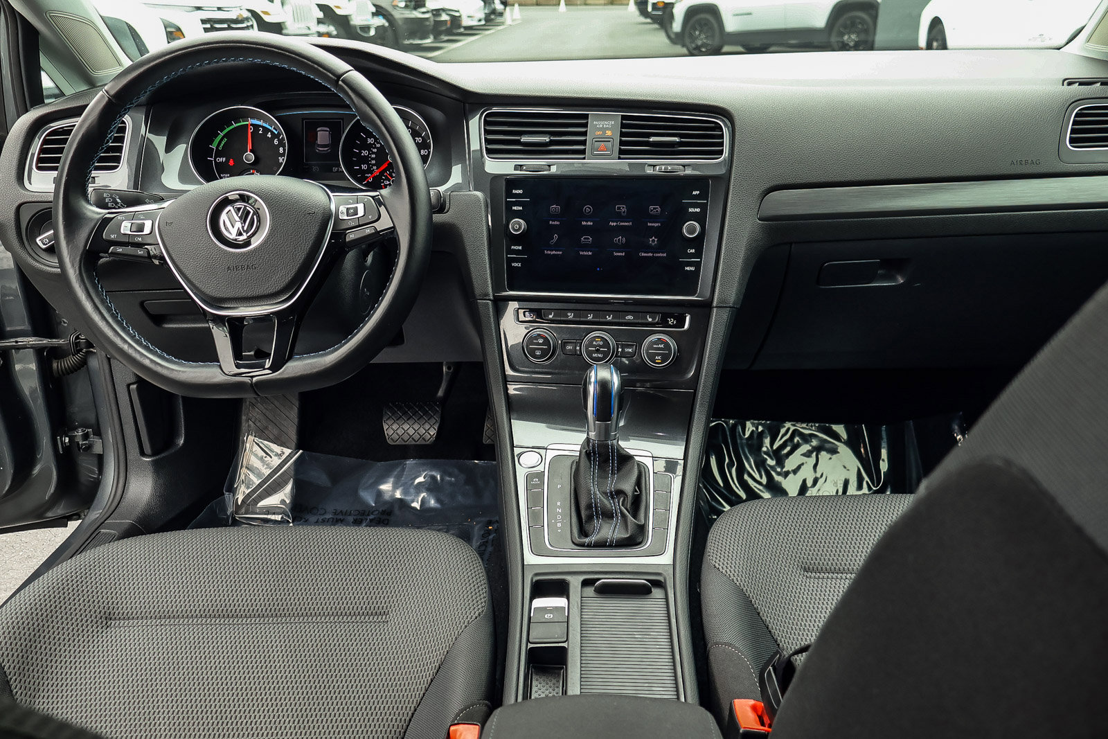 Used 2017 Volkswagen e-Golf SE w/ DC Fast Charging Package image 7