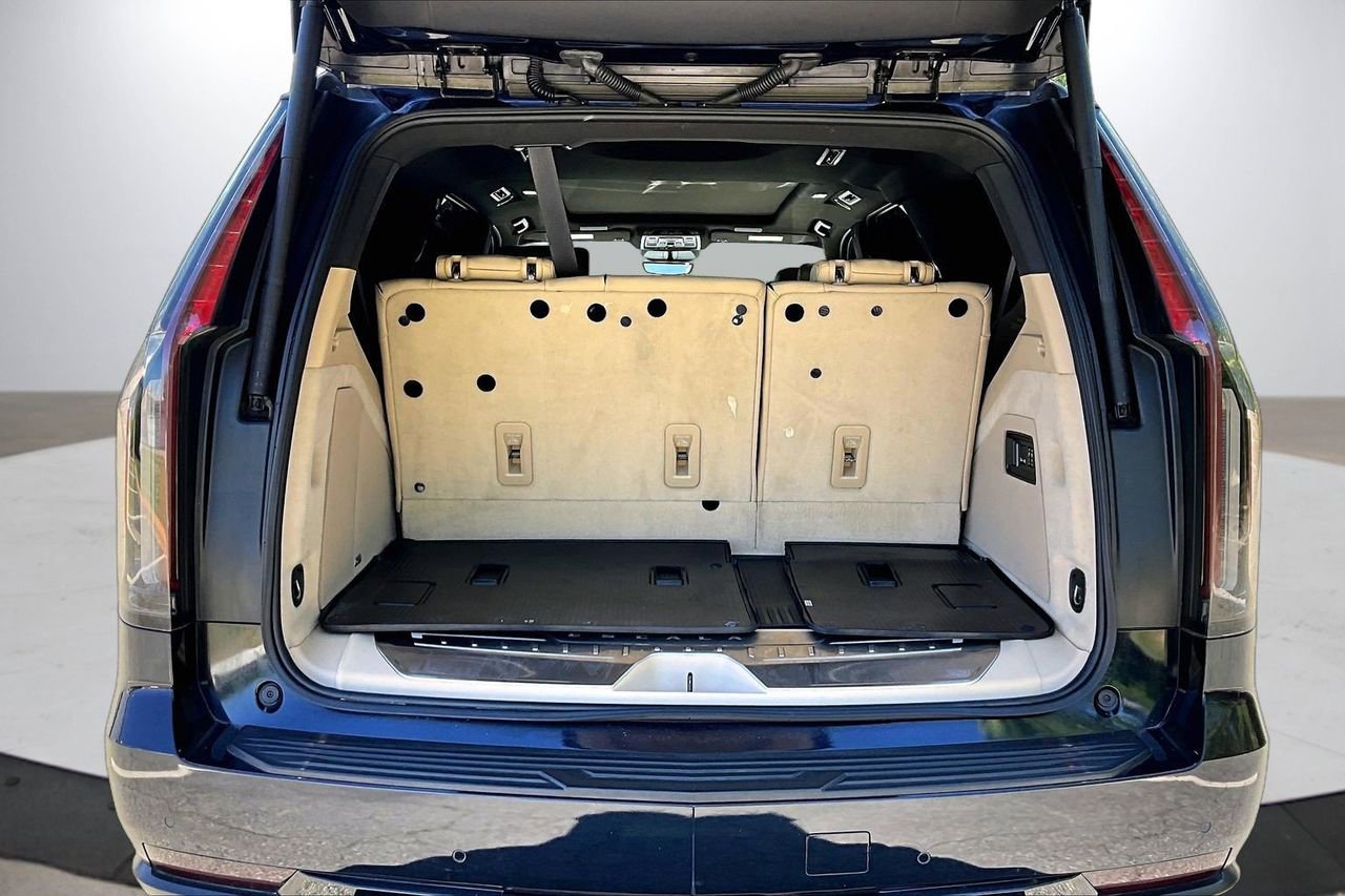 Used 2021 Cadillac Escalade Premium Luxury w/ LPO, Illumination Package AWD/4WD image 27