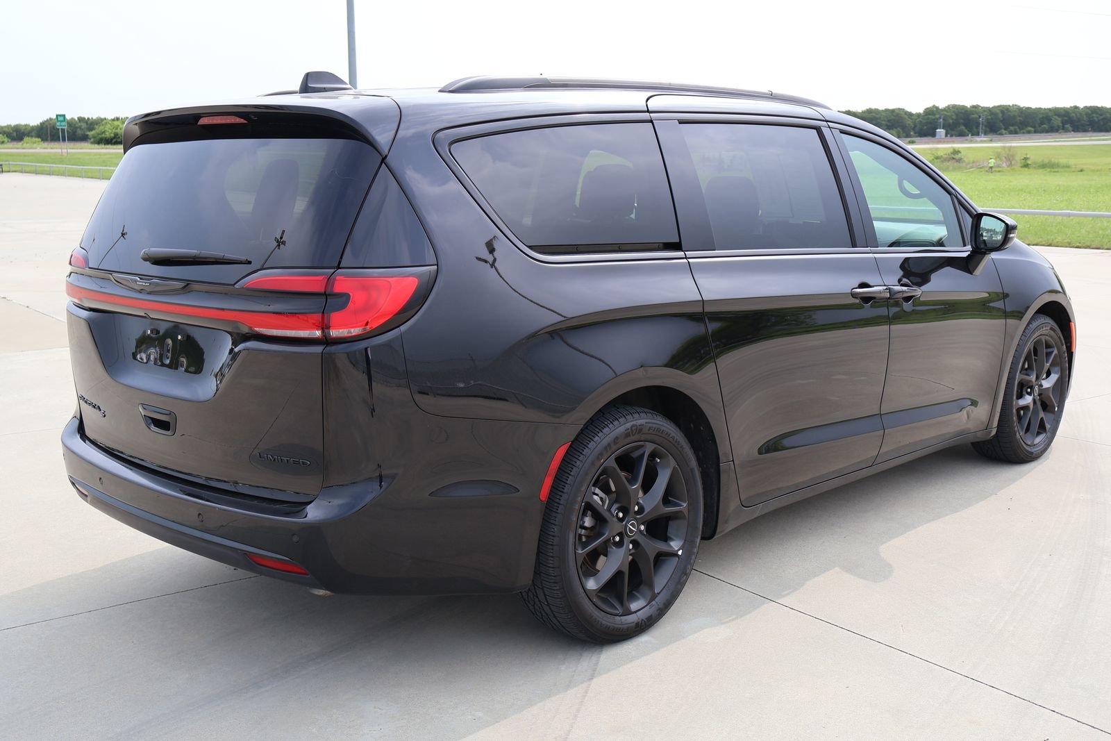 Used 2025 Chrysler Pacifica Limited FWD image 6