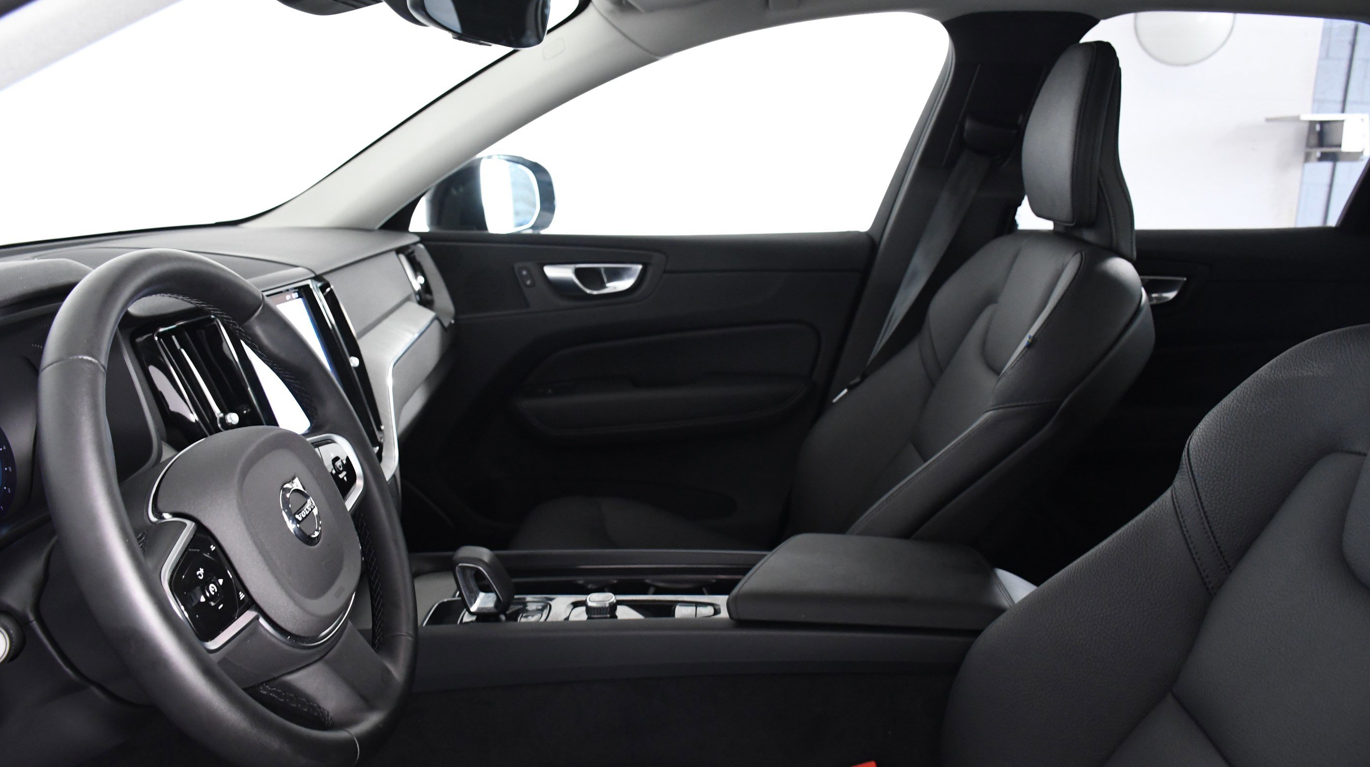 Used 2025 Volvo XC60 B5 Plus image 20