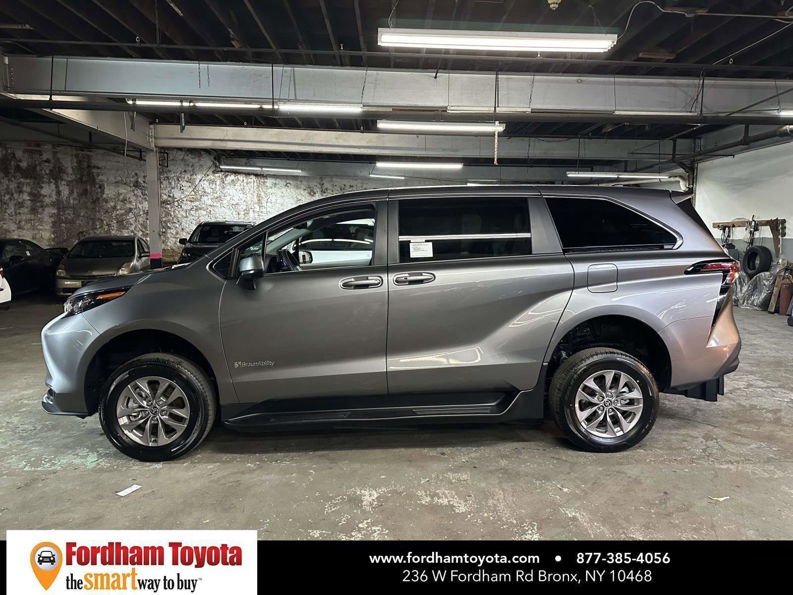 Used 2026 Toyota Sienna LE image 3