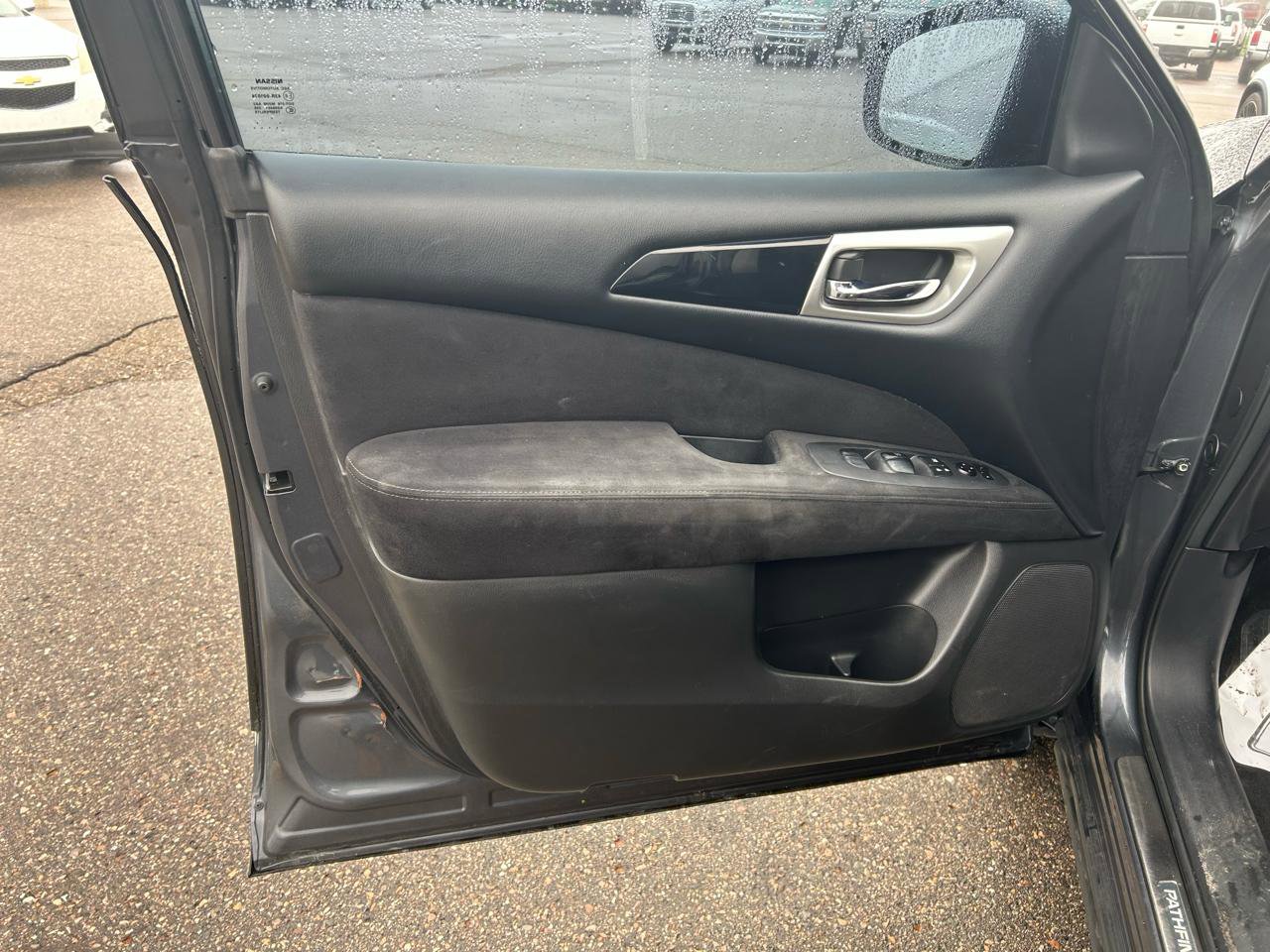 Used 2013 Nissan Pathfinder S AWD/4WD image 15