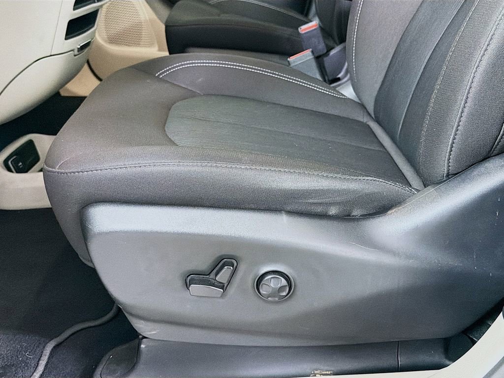 Used 2024 Chrysler Voyager LX image 21