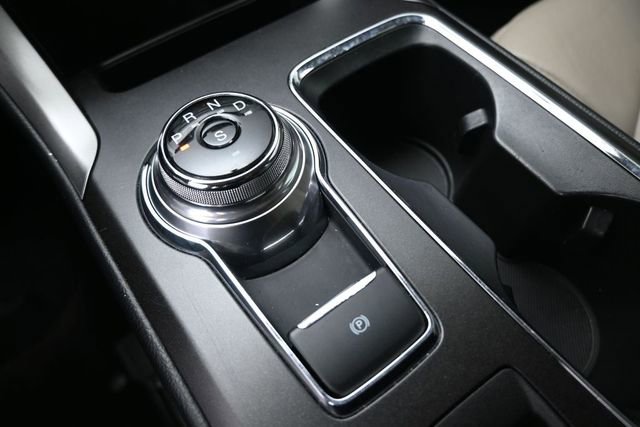 Used 2017 Ford Fusion SE w/ Fusion SE Technology Package FWD image 4