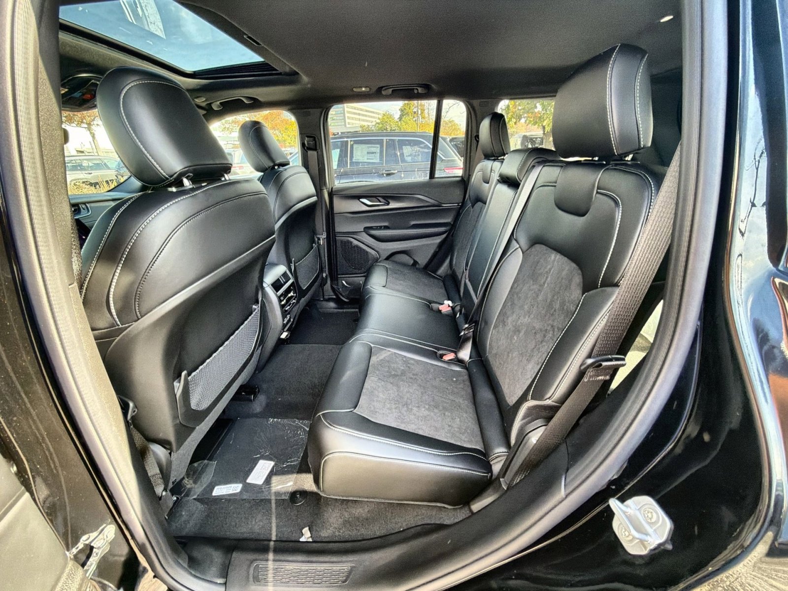 New 2025 Jeep Grand Cherokee Laredo image 24