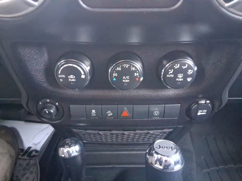 Used 2018 Jeep Wrangler Unlimited Sahara w/ Connectivity Group image 21
