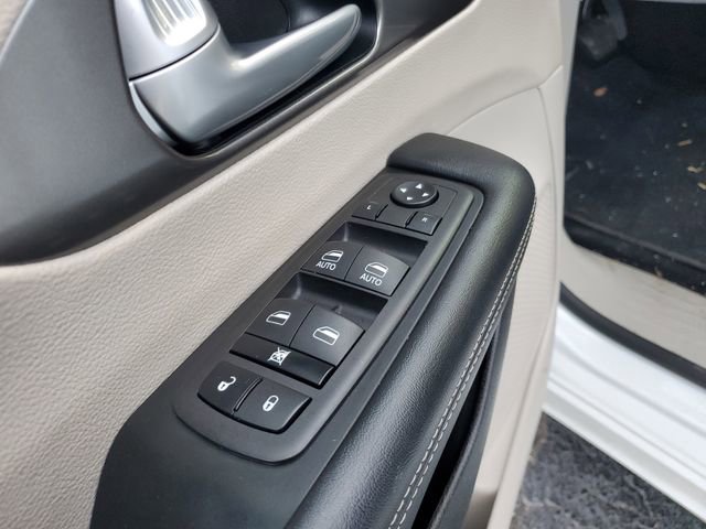 Used 2024 Chrysler Pacifica Touring-L image 16