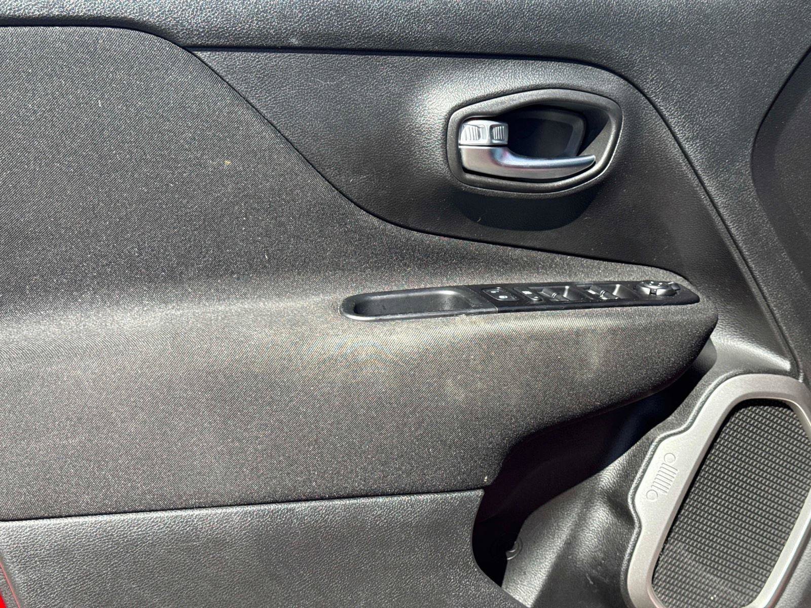 Used 2021 Jeep Renegade Latitude FWD image 17