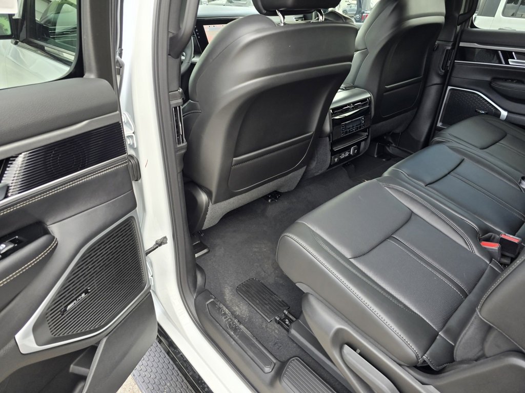 New 2025 Jeep Wagoneer L Series II w/ HD Trailer Tow Package w/25F image 31